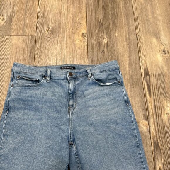 Calvin Klein Jeans Straight Leg Crop - Picture 4 of 9